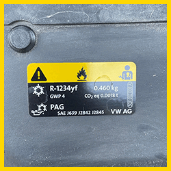 etiquette-capot-gaz-airco-r1234yf-voiture