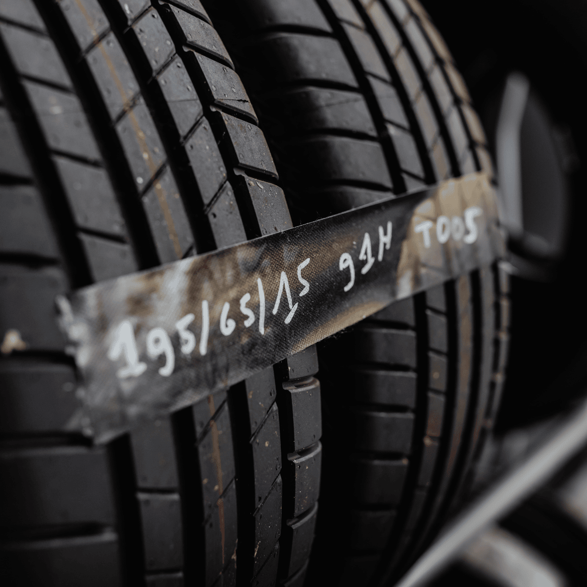 Bande de roulement pneu : rôle, composition et spécificités