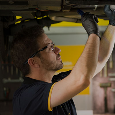Diagnostic mécanique Midas Macouria sous un véhicule