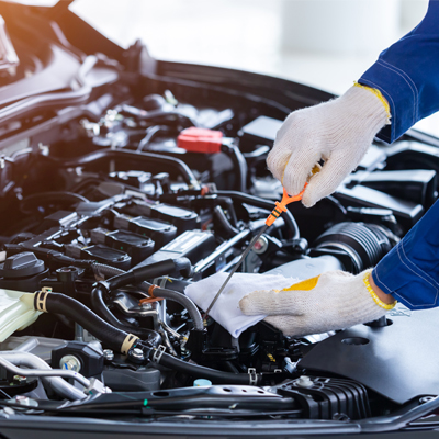 (400X400)professional-mechanic-uniform-is-check-quality-new-car-engine-oil-before-delivering-customers-while-working-car-repair-center copie