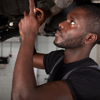 (400X400)repairing-in-action-hardworking-guy-employee-in-uniform-works-in-the-automobile-salon copie