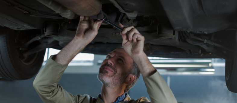 mecânico debaixo do carro a compor o carro