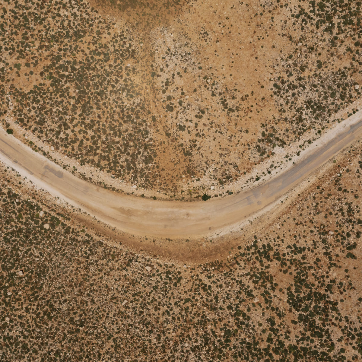 A Arte de Conduzir em Estradas de Terra: saiba como preparar o carro e evitar danos. 